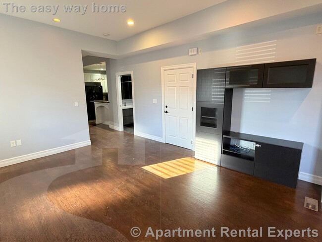 Building Photo - 8 Cross St E