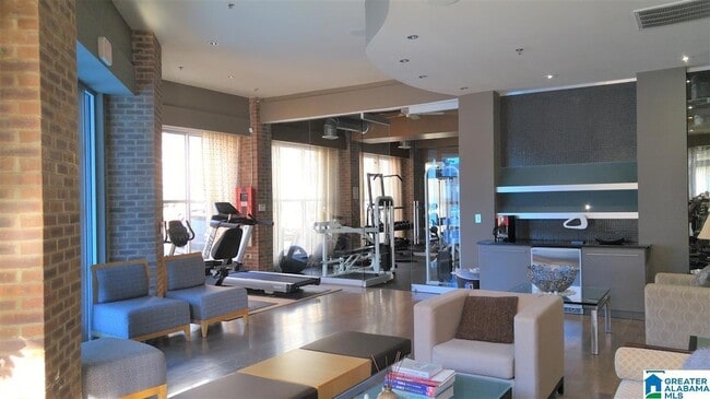 Building Photo - 401 20th St S