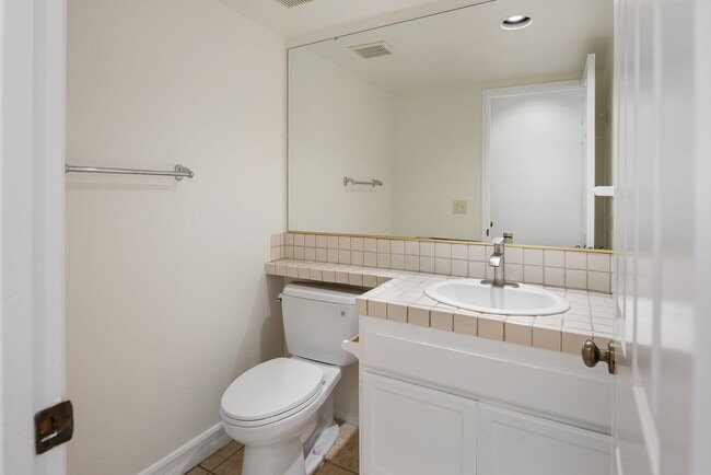Building Photo - 2BR + Private Office in the Heart of UTC