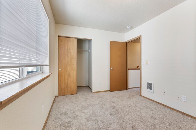 Building Photo - Spacious 2-Bedroom Townhome in SE Portland