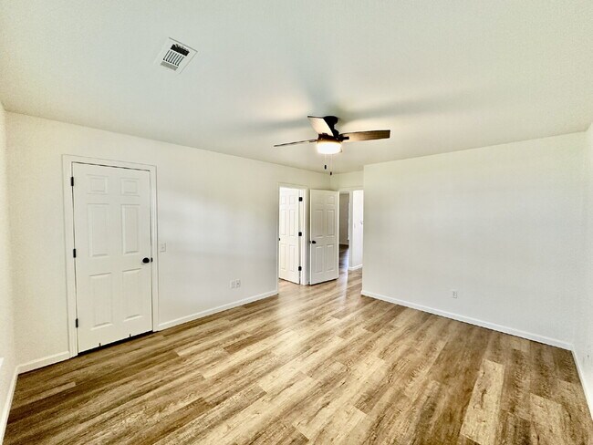 Building Photo - 802 E Kara Ln