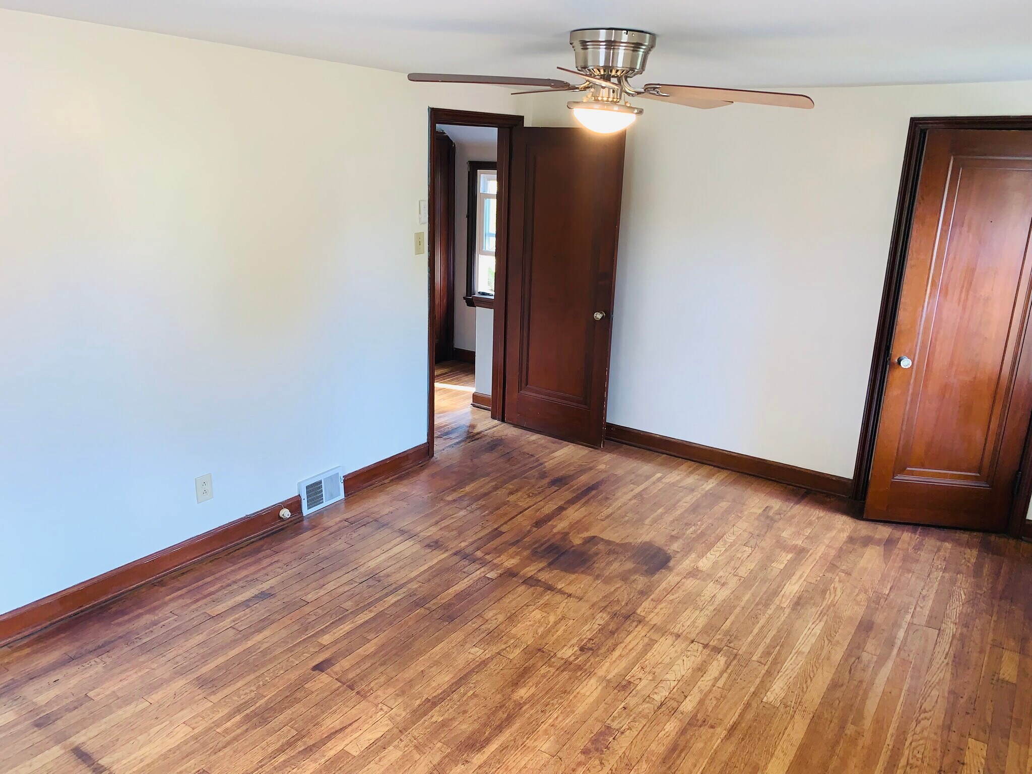 Building Photo - 1015 Willow Dr