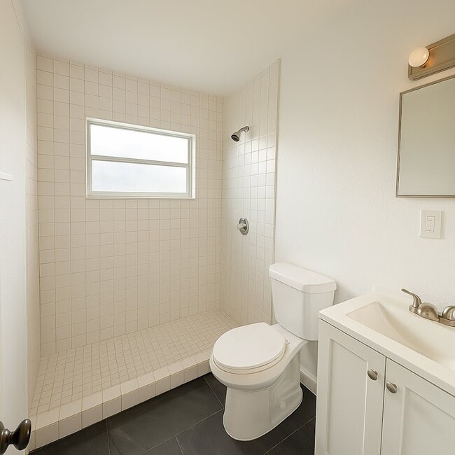 Building Photo - 1600 Center St