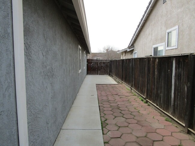 Building Photo - Quiet Court Location