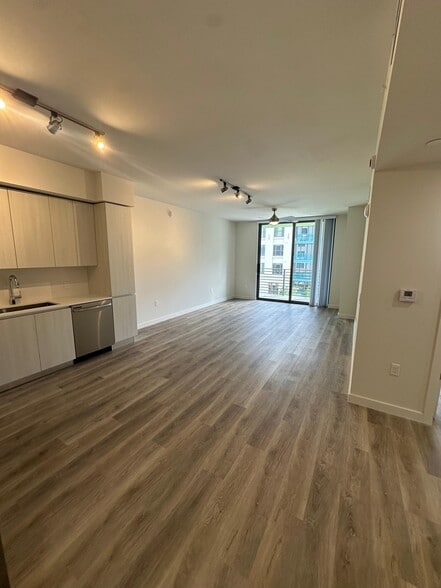 Building Photo - 532 NE 1st Ave