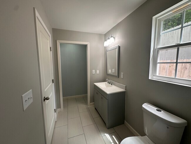 Building Photo - 905 Ardmore Dr