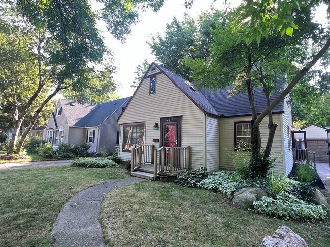 Building Photo - Recently Updated 2 Bedroom Home with Fence...