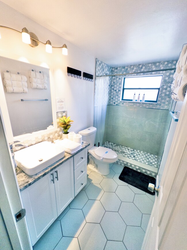 Building Photo - 8412 Westridge Dr