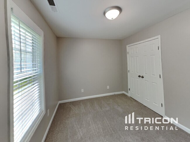 Building Photo - 2801 Varnish Pl