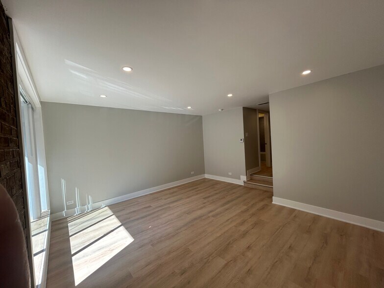 Building Photo - 1214 N La Salle Dr