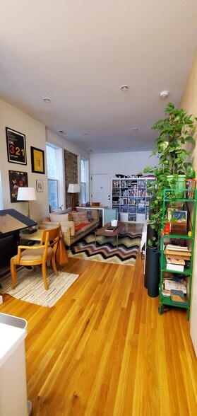 Building Photo - 1135 N Damen Ave