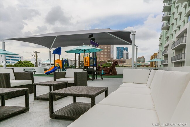 Building Photo - 805 SE 3rd Ave