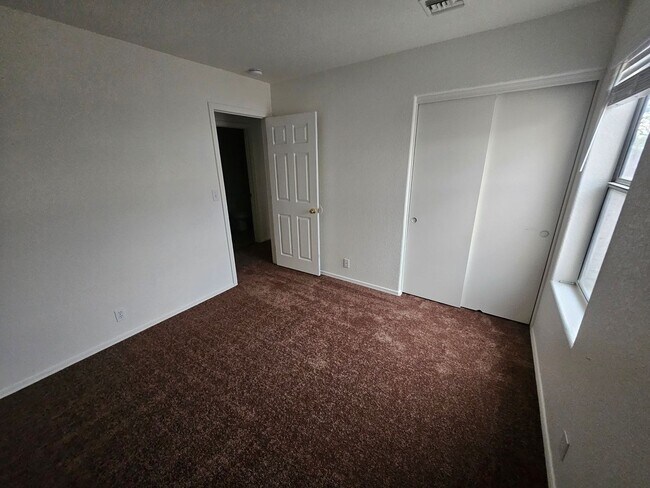 Building Photo - 3 Bedroom House w/ 3 Car Garage in Fort Mo...