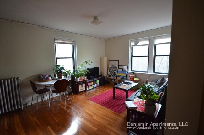 Building Photo - 349 Pleasant St