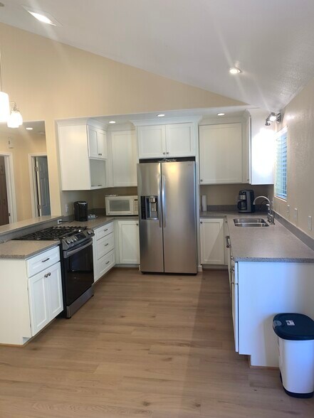 Remodeled kitchen Gas Stove SS Dishwasher Microwave - 1903 Cedarwood Dr