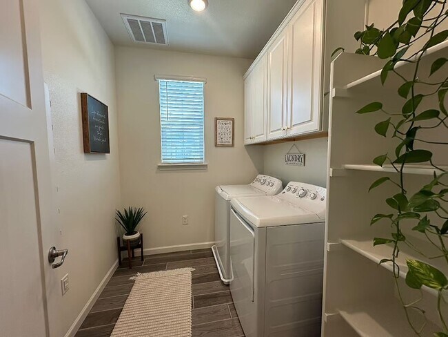 Building Photo - 4 bedroom Campus Oaks Home located on a Co...