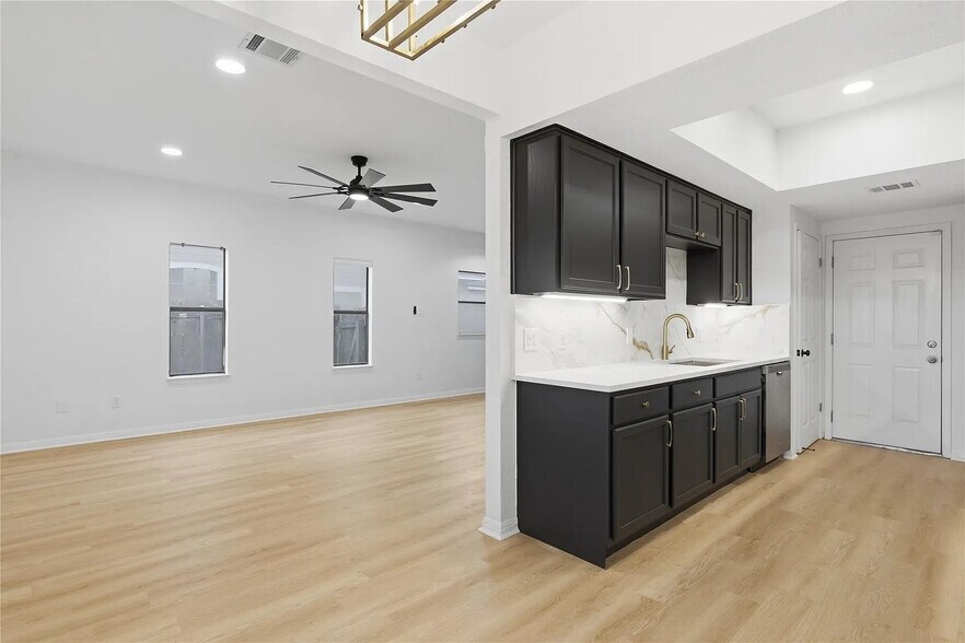 Building Photo - Room in Duplex on Gwendolyn Ln