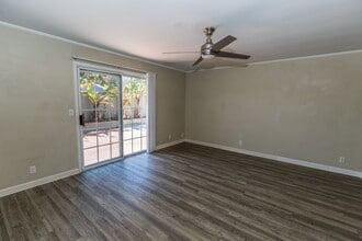 Building Photo - East Side Costa Mesa - 2Bed + Bonus Room