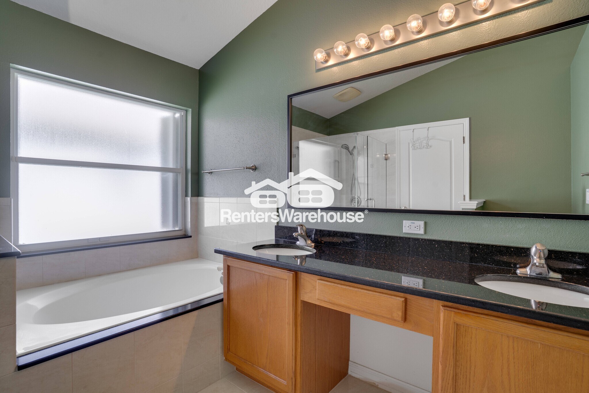 Building Photo - 14950 Hidden Oaks Cir