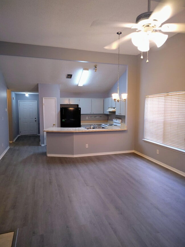 Building Photo - 3026 Yorktown Cir