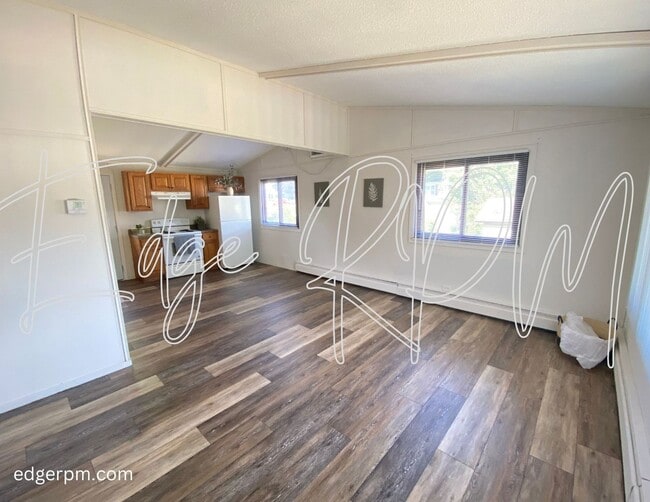 Building Photo - Updated 2 Bedroom, 1 Bath Townhome – Great...