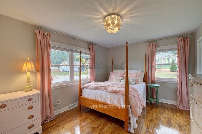 Building Photo - 301 Bannister St