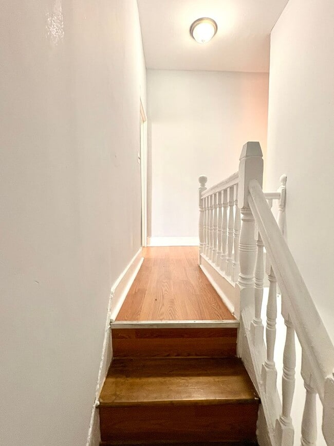 Building Photo - Charming 3-Bedroom Townhome with Classic C...