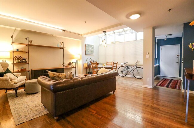 Building Photo - 357 Varick St
