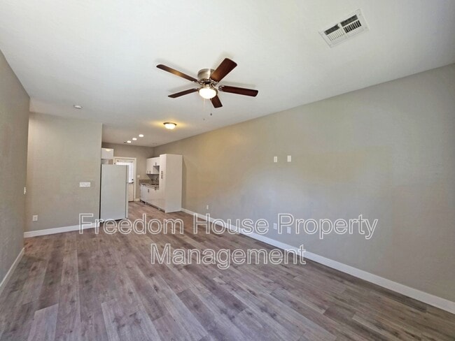 Building Photo - 1121 Sixshooter Ave