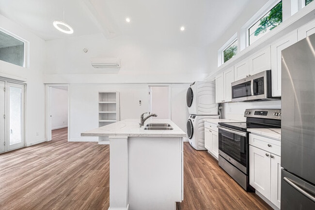 Building Photo - 420 N Batavia St