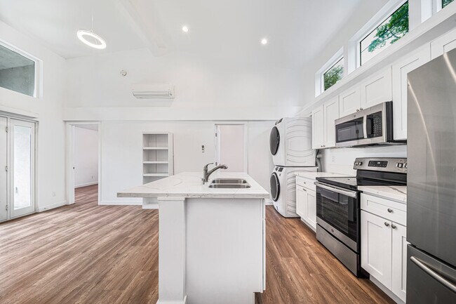 Building Photo - 422 N Batavia St