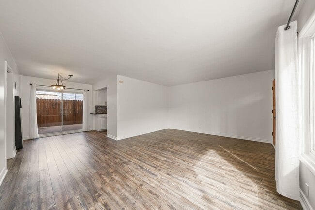 Building Photo - 2 Bed 1 Bath Updated Gated Condo Near Beac...