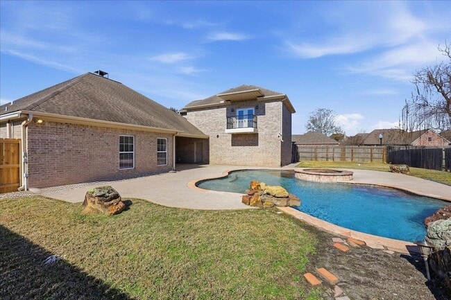 Building Photo - 2490 Amberwood Dr