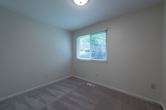 Building Photo - Peaceful neighborhood setting within walki...