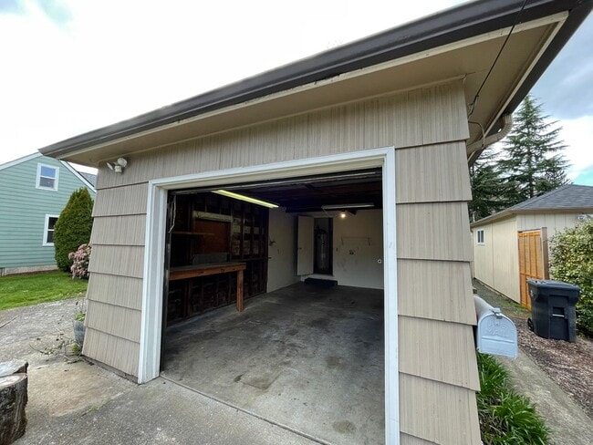 Building Photo - Fantastic SE Salem location!