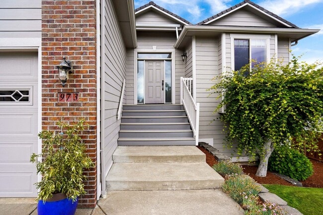 Building Photo - Spacious 4 bed, 3 bath home with sprawling views in West Salem