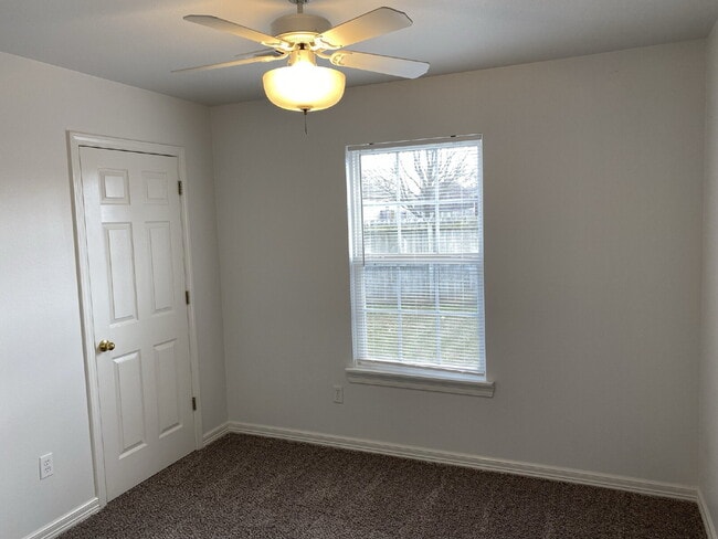 Building Photo - 911 SW Cheyenne Dr