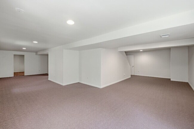 Building Photo - Spacious 5-Bedroom Colonial with Walk-Out Basement in Sought-After Stonebridge