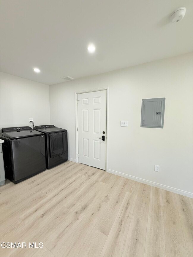 Building Photo - 397 Nueve Ct