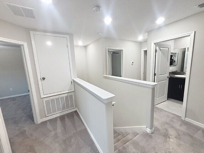 Building Photo - 7012 Samuel Ivy Dr