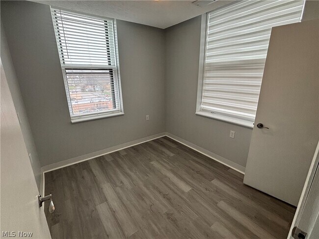 Building Photo - 59 Lincoln Way E