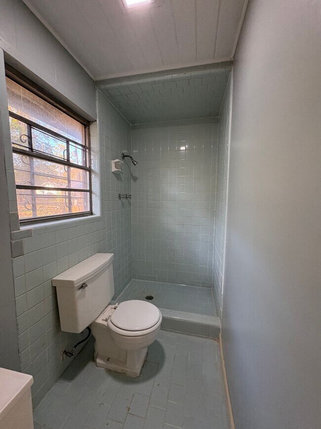 Building Photo - Beautiful 4 bedroom/ 2 bath home with Central Air&Heat