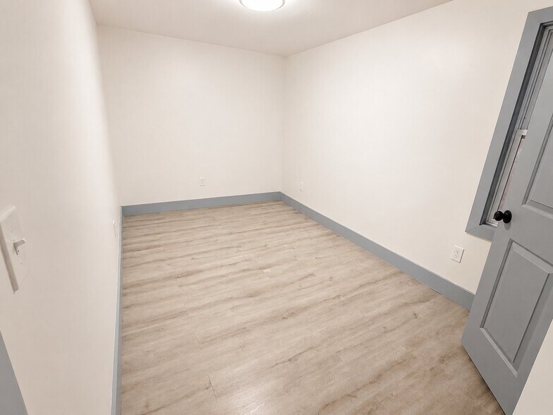 Building Photo - 655 S 11th St