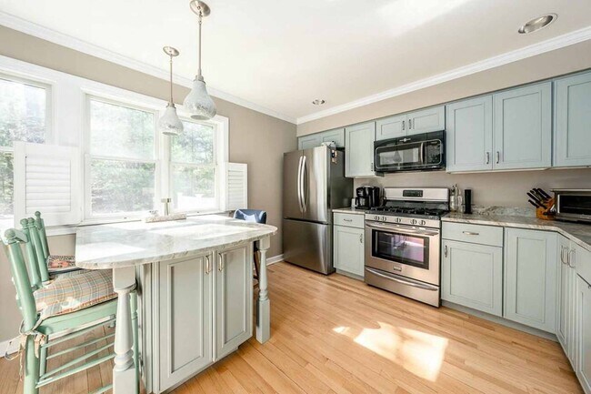 Building Photo - 4 Bob White Cres