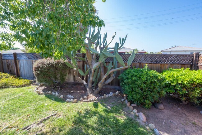 Building Photo - 3BR/2BA home with bonus room & additional ...