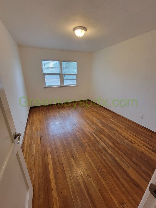 Building Photo - Large 2 Bedroom 1 Bath Unit off Broadway w...