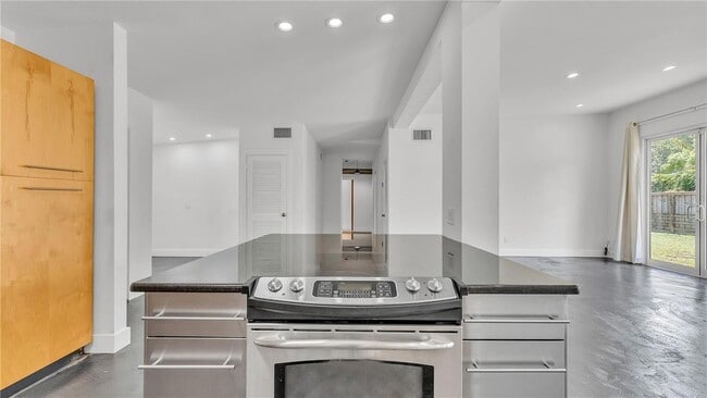 Building Photo - 2128 Sycamore Dr