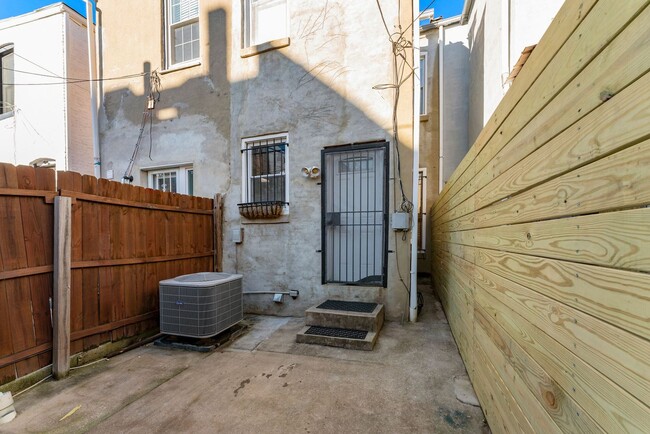 Building Photo - 2 Bedroom 1 Bathroom Rowhouse // H-Street Corridor // Private Parking Included!