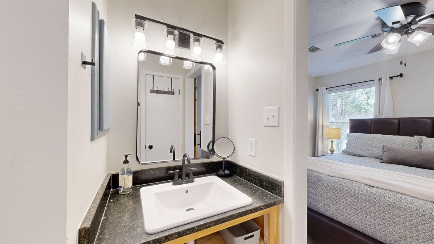 Building Photo - 608 Navarro Dr