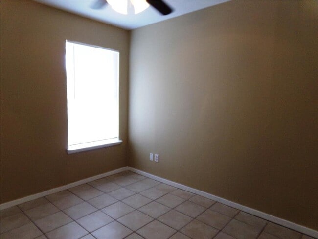 Building Photo - 519 Lenora Dr